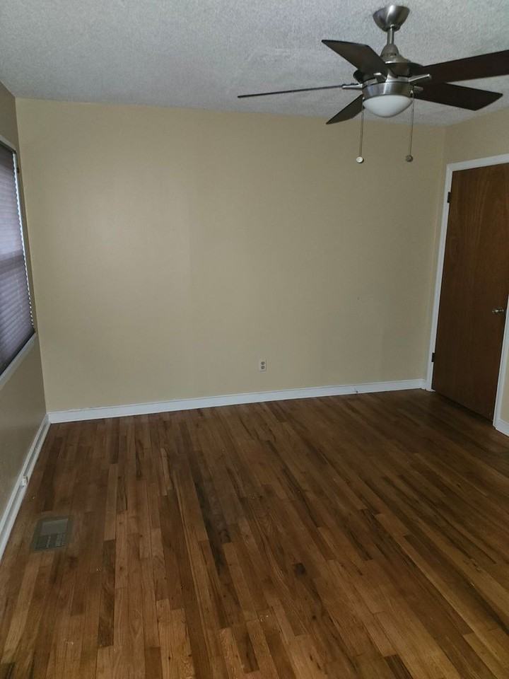 301 Gaile Ave - Photo 7 of 33