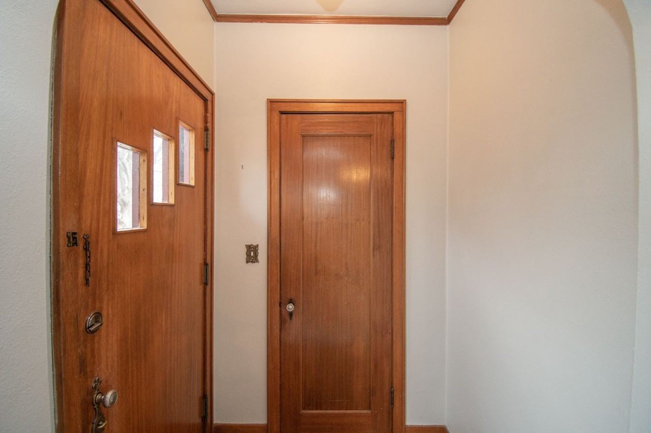 2116 S Euclid Ave - Photo 4 of 47