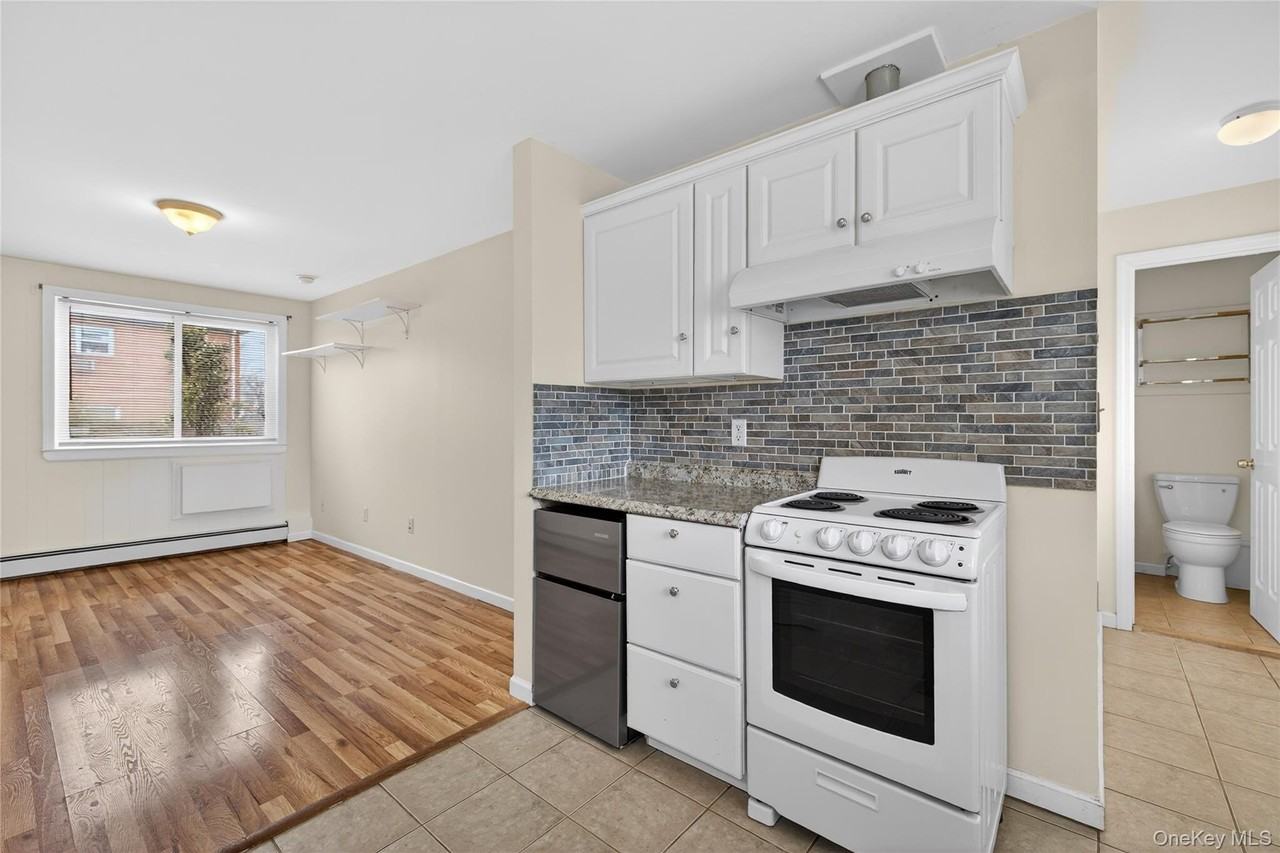 2420 Bennett Ave Apt 1c - Photo 2 of 12