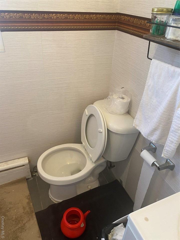 8419 150th St 2nd Fl - Photo 2 of 7