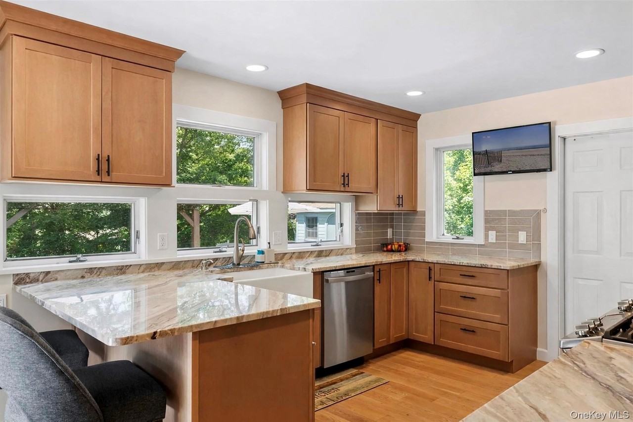 205 Pine Ave - Photo 4 of 28