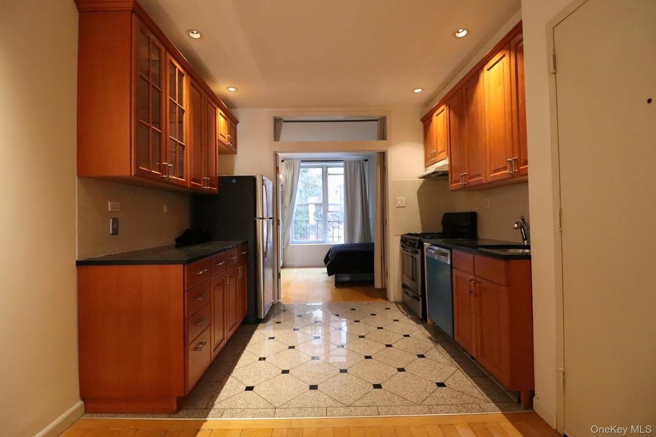 528 W 46th St Apt 3e - Photo 2 of 9