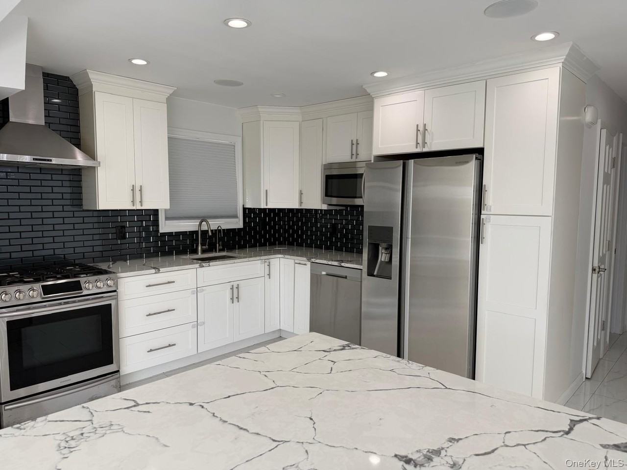 1 Munro Blvd Apt 1 - Photo 3 of 11