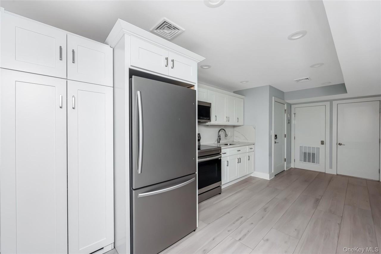 218 Sunrise Hwy Apt 2e - Photo 3 of 11