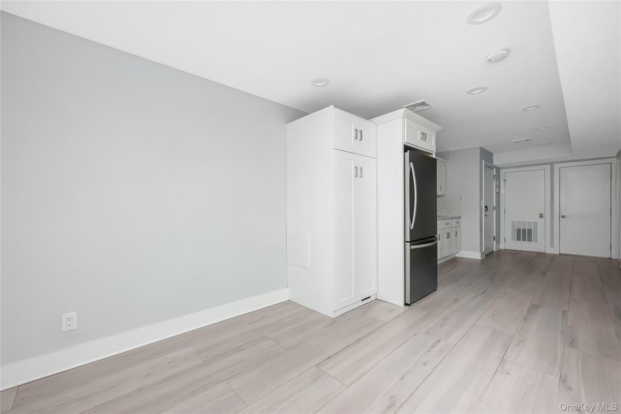 218 Sunrise Hwy Apt 2e - Photo 6 of 11