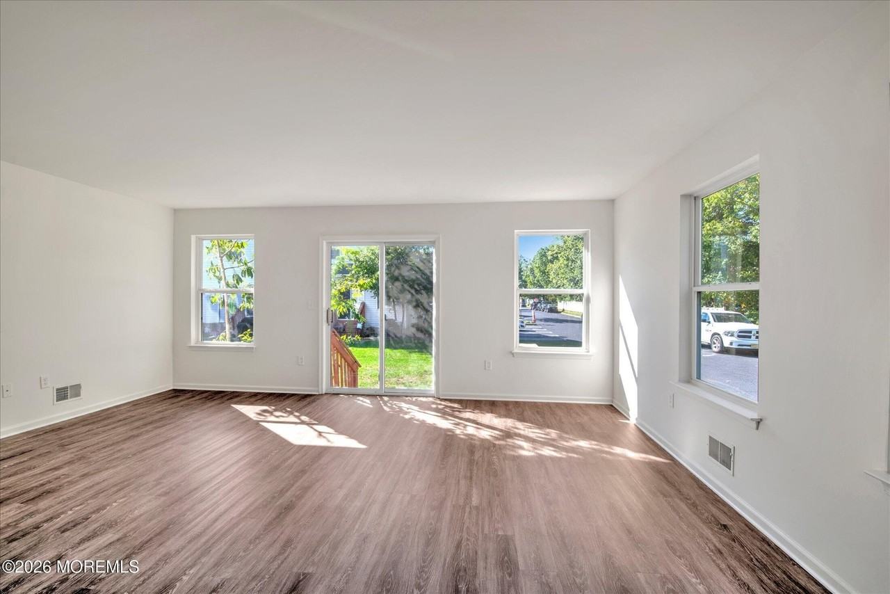 11 Esplanade Way - Photo 4 of 40