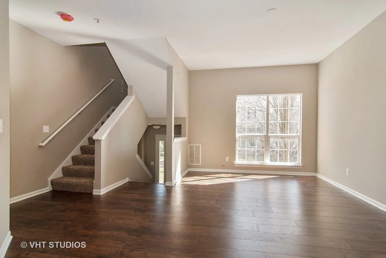 1325 Chestnut Ln - Photo 2 of 9