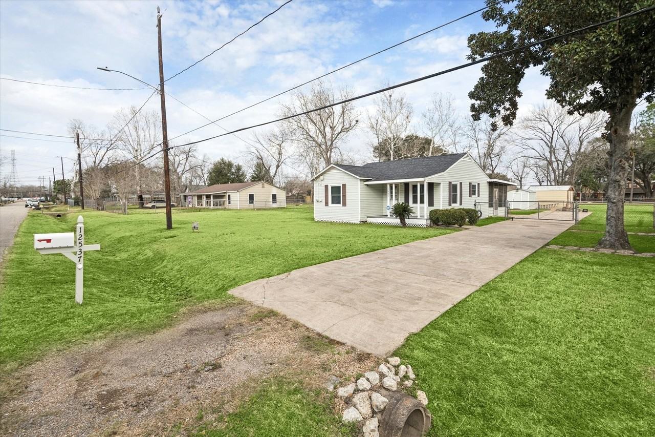 12537 Terrance St - Photo 3 of 28