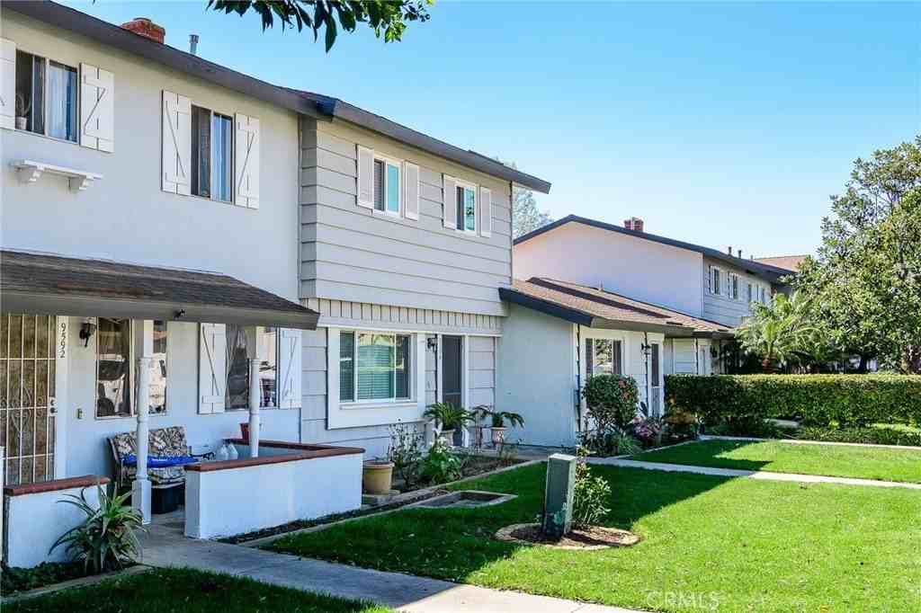 9586 Cornwall Dr - Photo 3 of 39