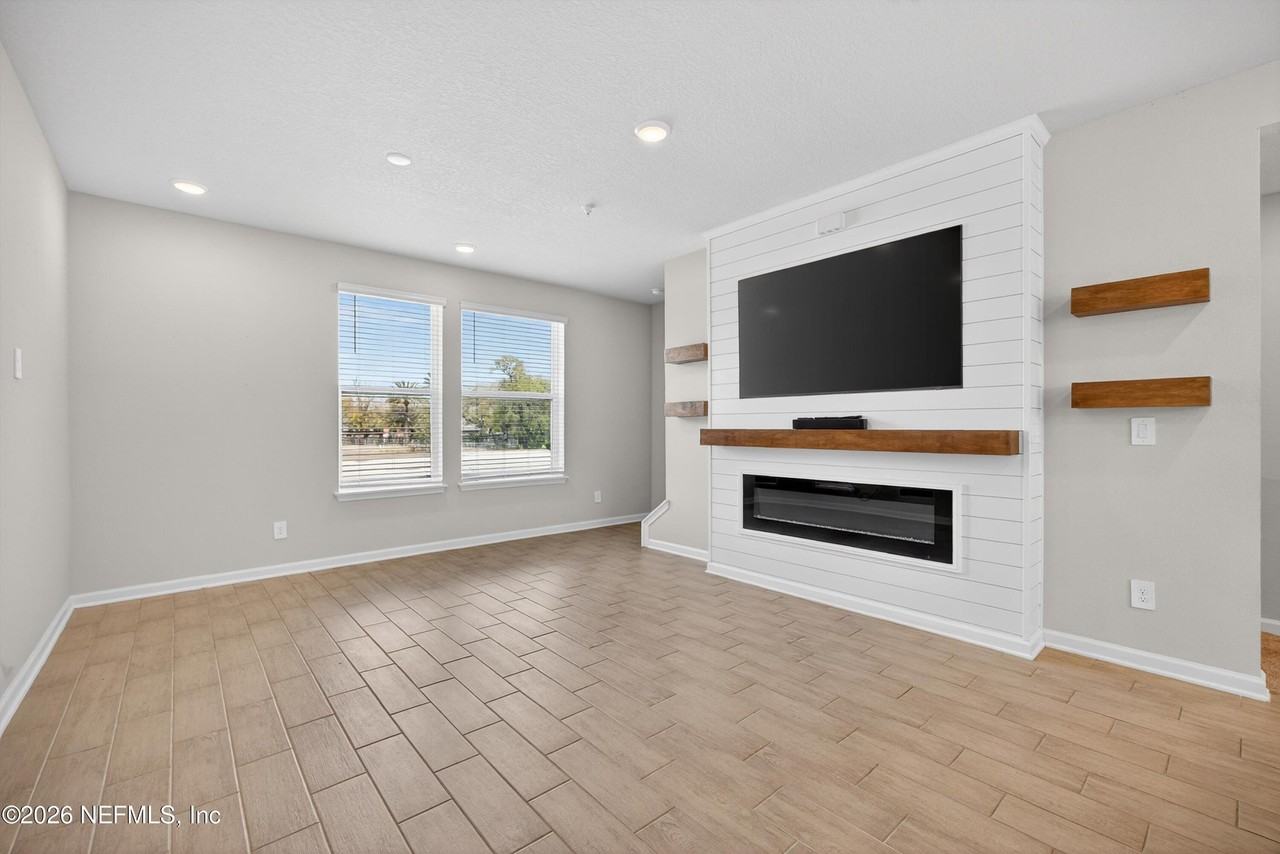 1093 Farwell St - Photo 3 of 47