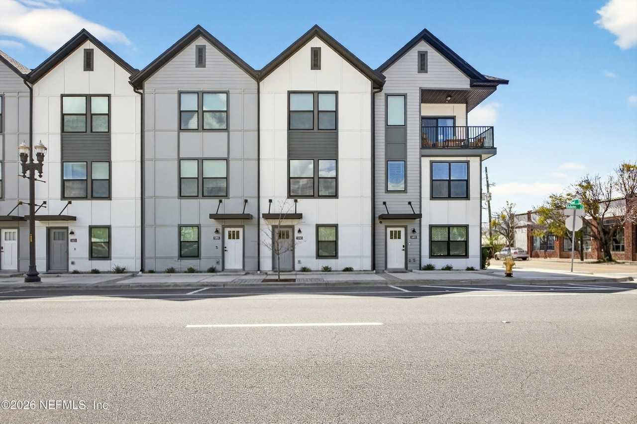 1093 Farwell St - Photo 4 of 47