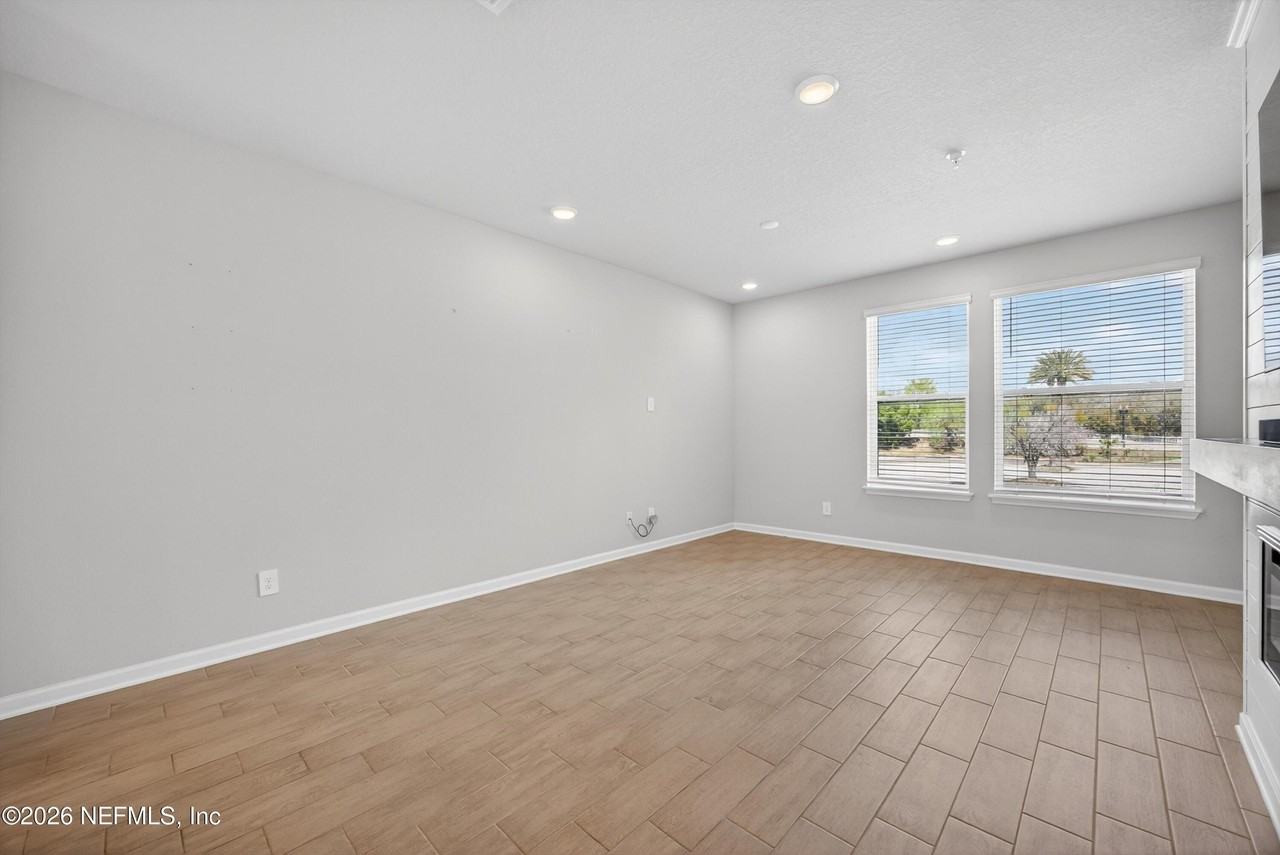 1093 Farwell St - Photo 6 of 47