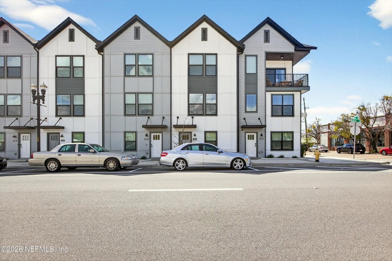 1093 Farwell St - Photo 7 of 47