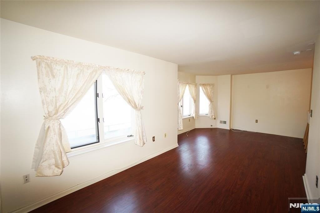 203 Nelson Ct - Photo 4 of 9