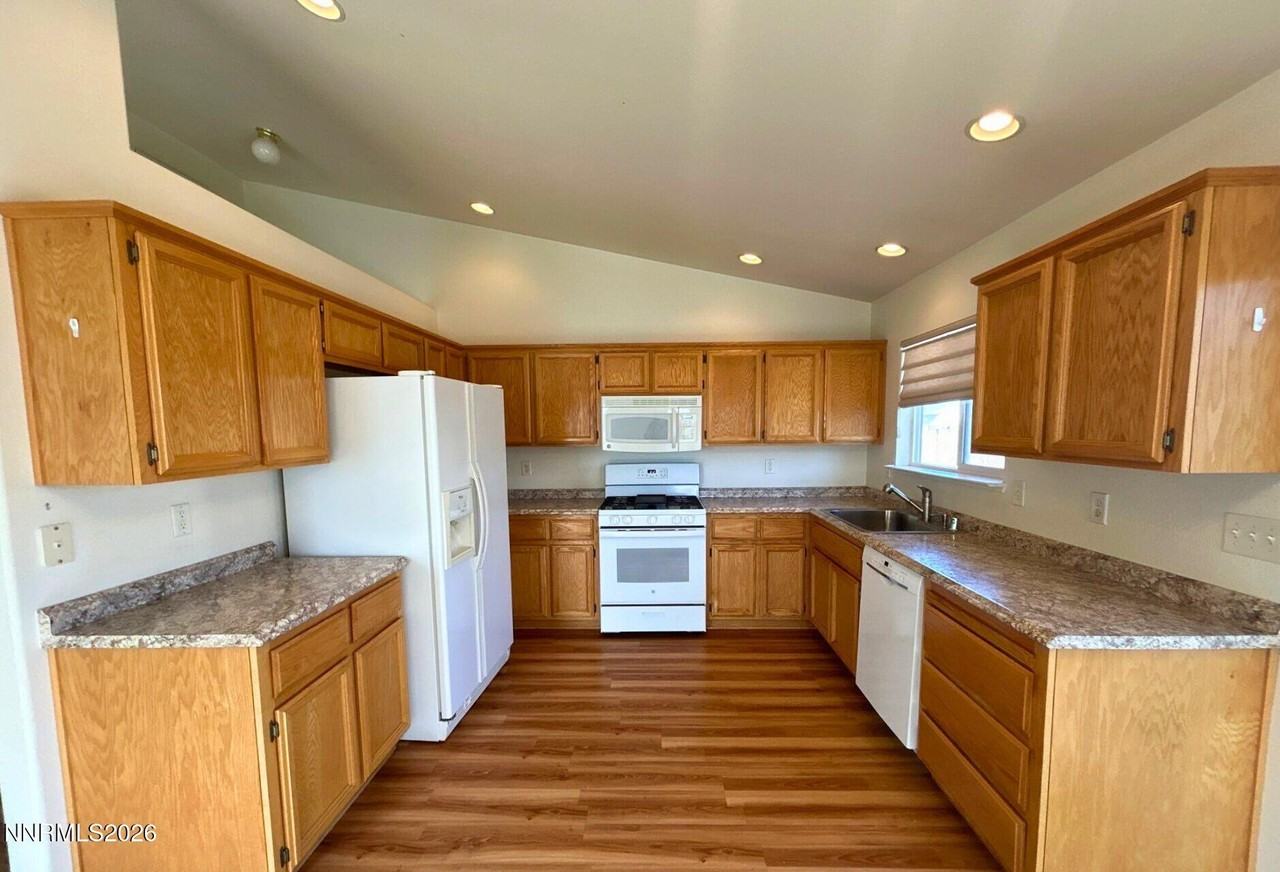 210 Emigrant Way - Photo 5 of 14