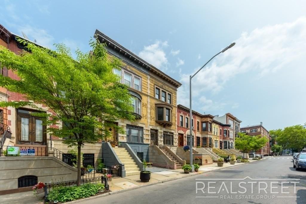 15 Hampton Pl #3 - Photo 2 of 10