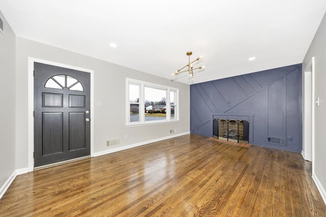 406 E 9th St - Photo 3 of 20