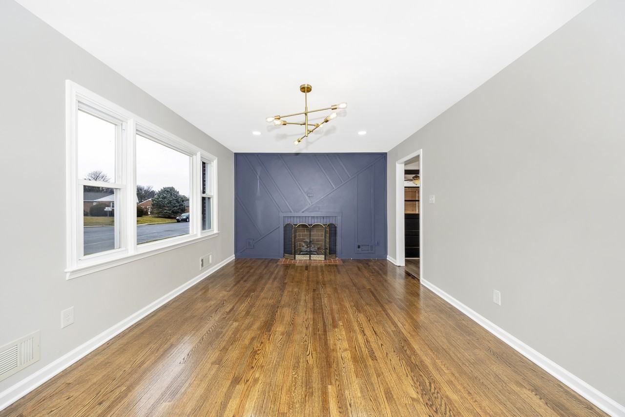 406 E 9th St - Photo 4 of 20