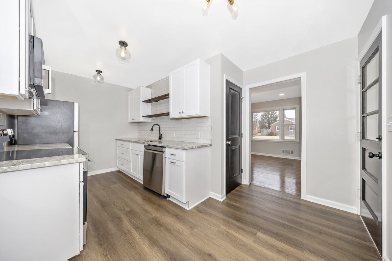 406 E 9th St - Photo 6 of 20