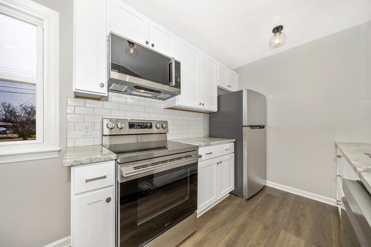 406 E 9th St - Photo 7 of 20