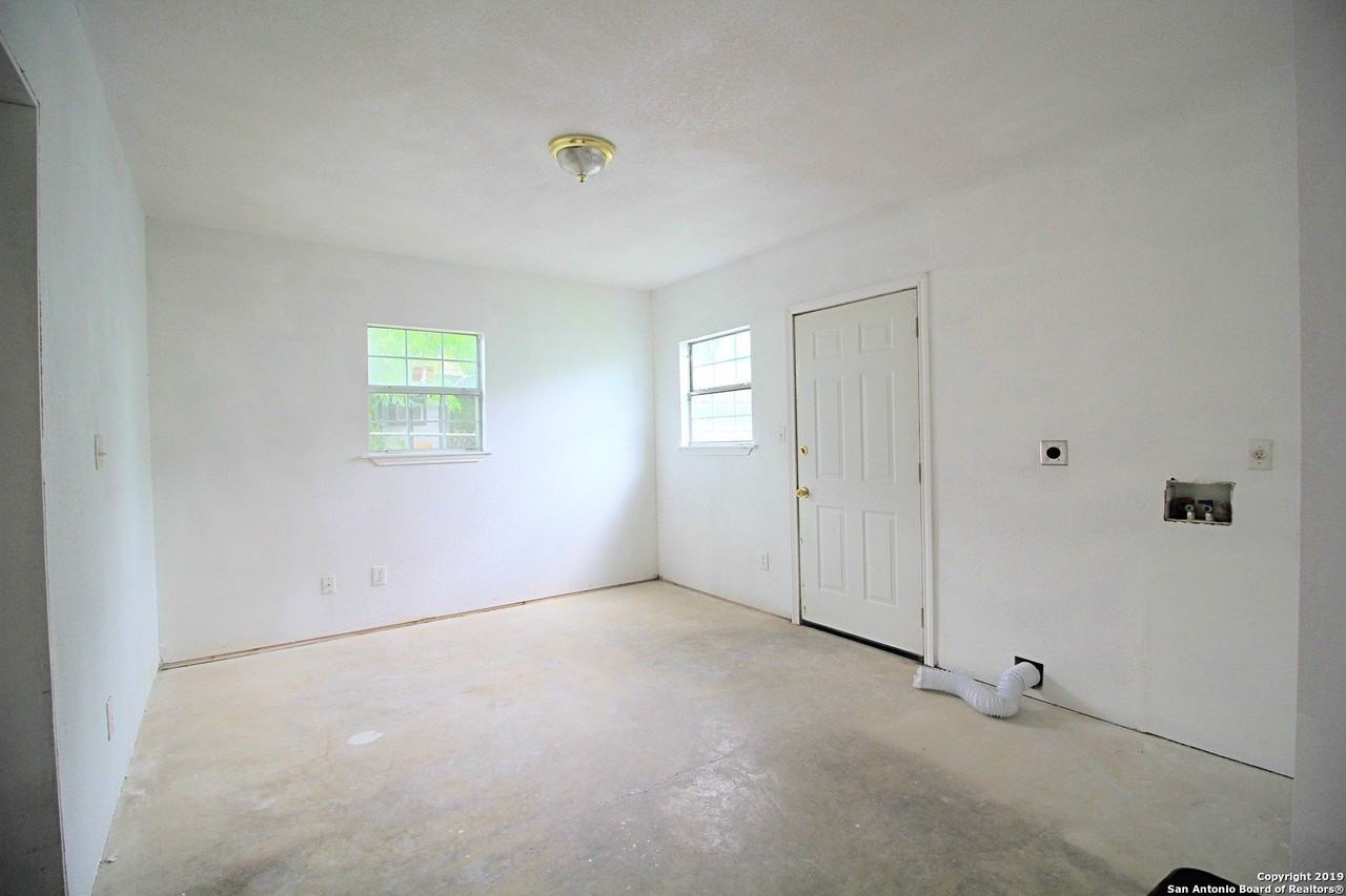 319 Noria St - Photo 3 of 10