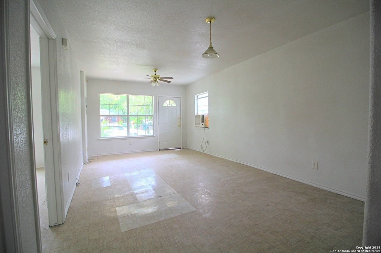 319 Noria St - Photo 4 of 10