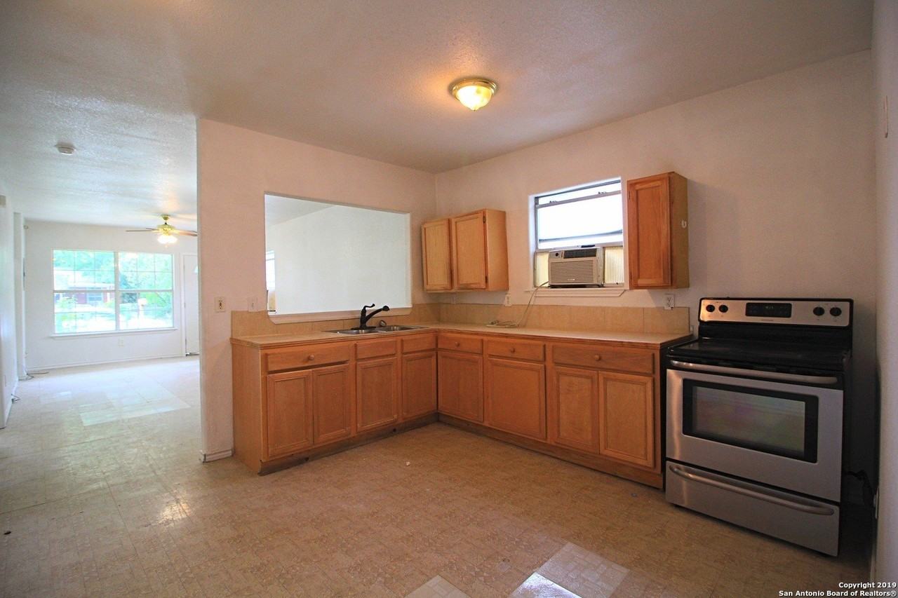 319 Noria St - Photo 5 of 10