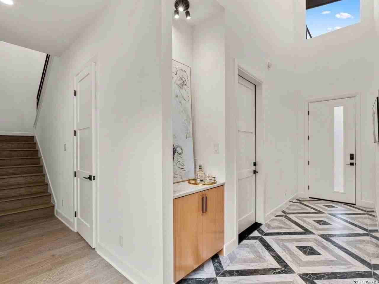 242 Cassiano - Photo 2 of 17