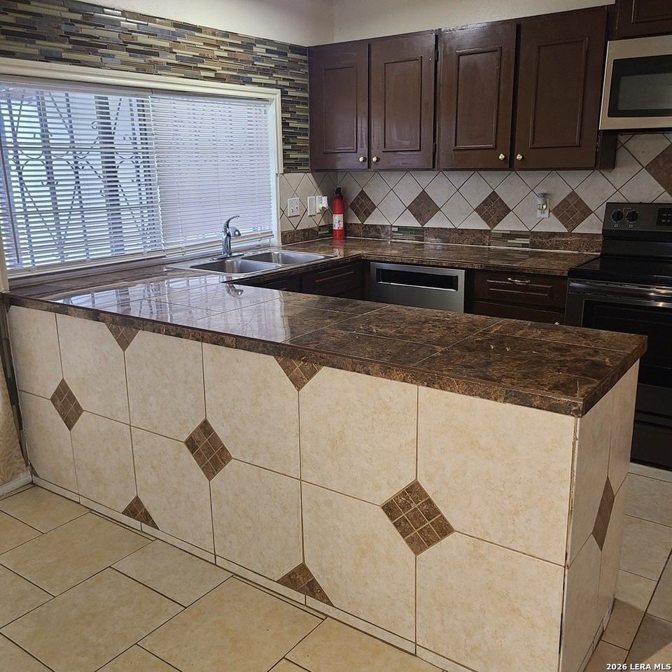 6602 Spring Manor St - Photo 4 of 32