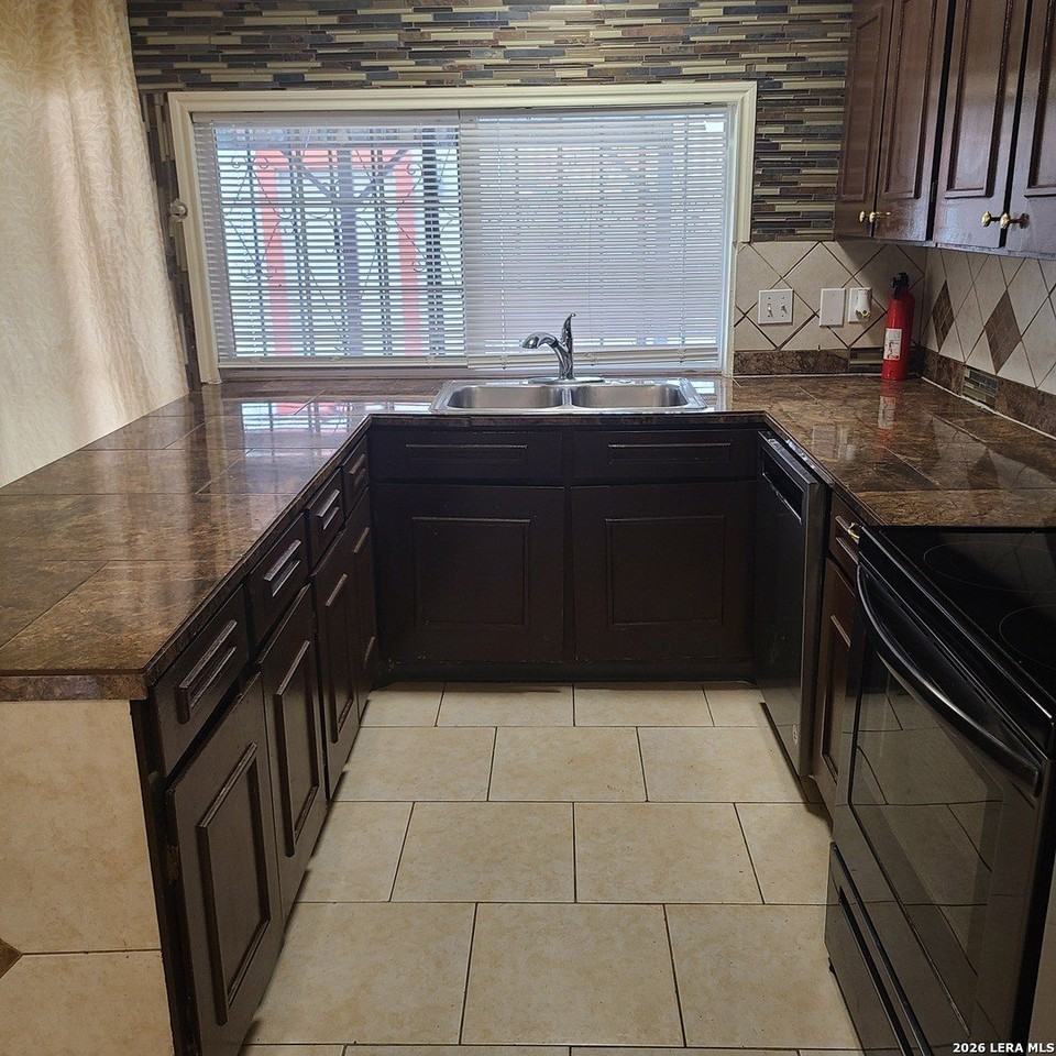 6602 Spring Manor St - Photo 7 of 32