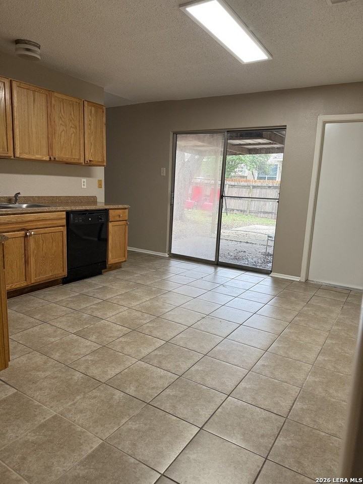 6626 Spring Garden St - Photo 5 of 10