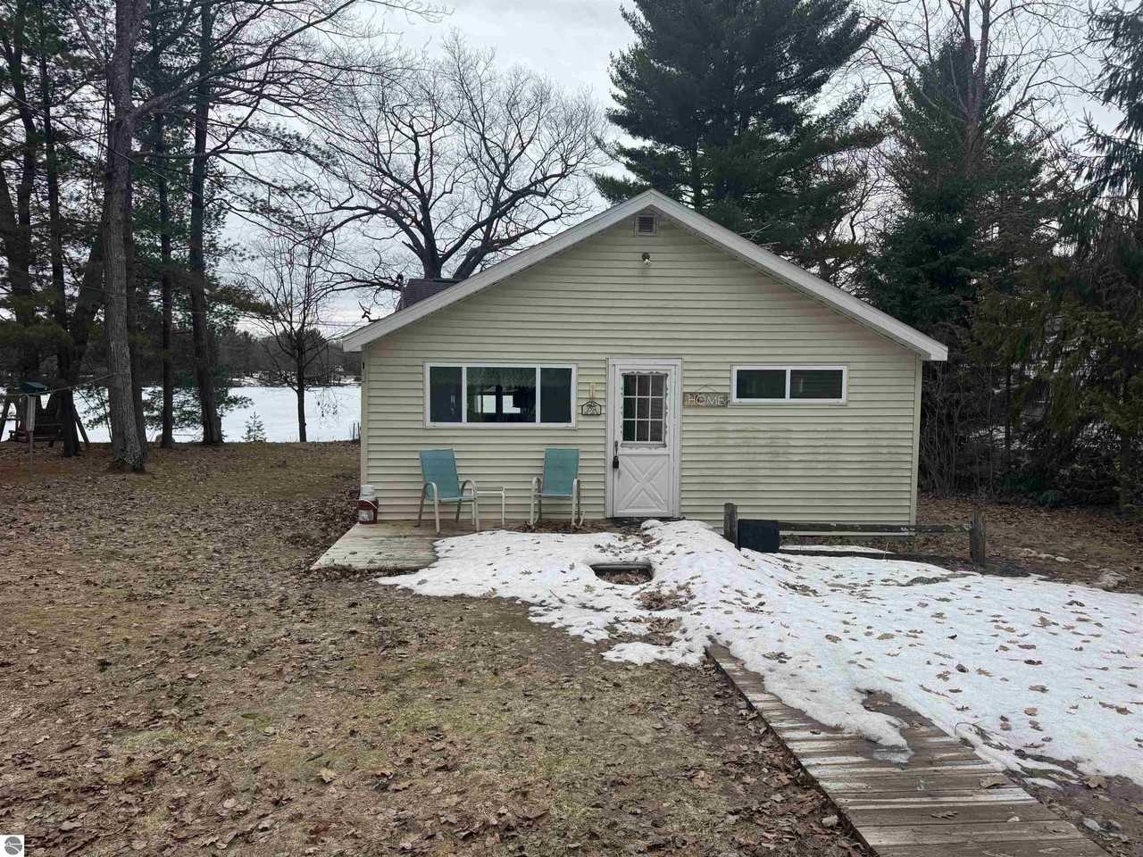 2704 W Log Lake Rd Ne