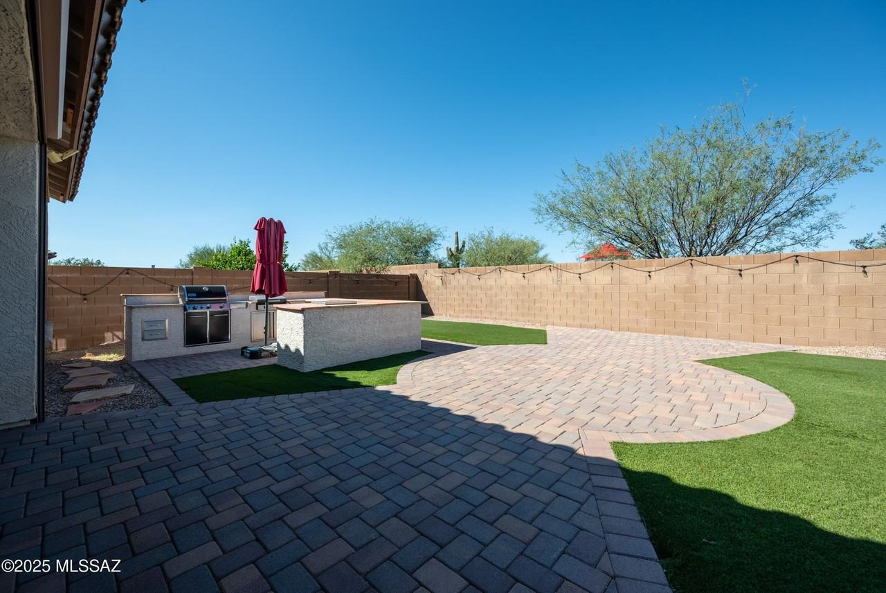 5758 S Clonmellon Ave - Photo 2 of 44