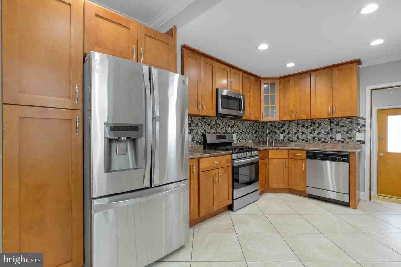 2637 E Madison St - Photo 2 of 32