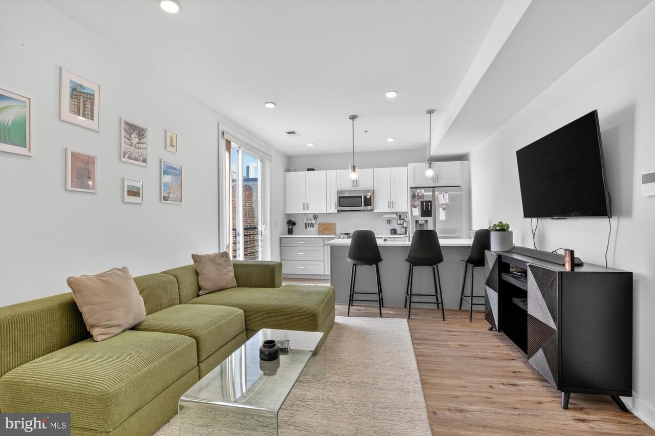 304 W Master St Apt 5 - Photo 2 of 23