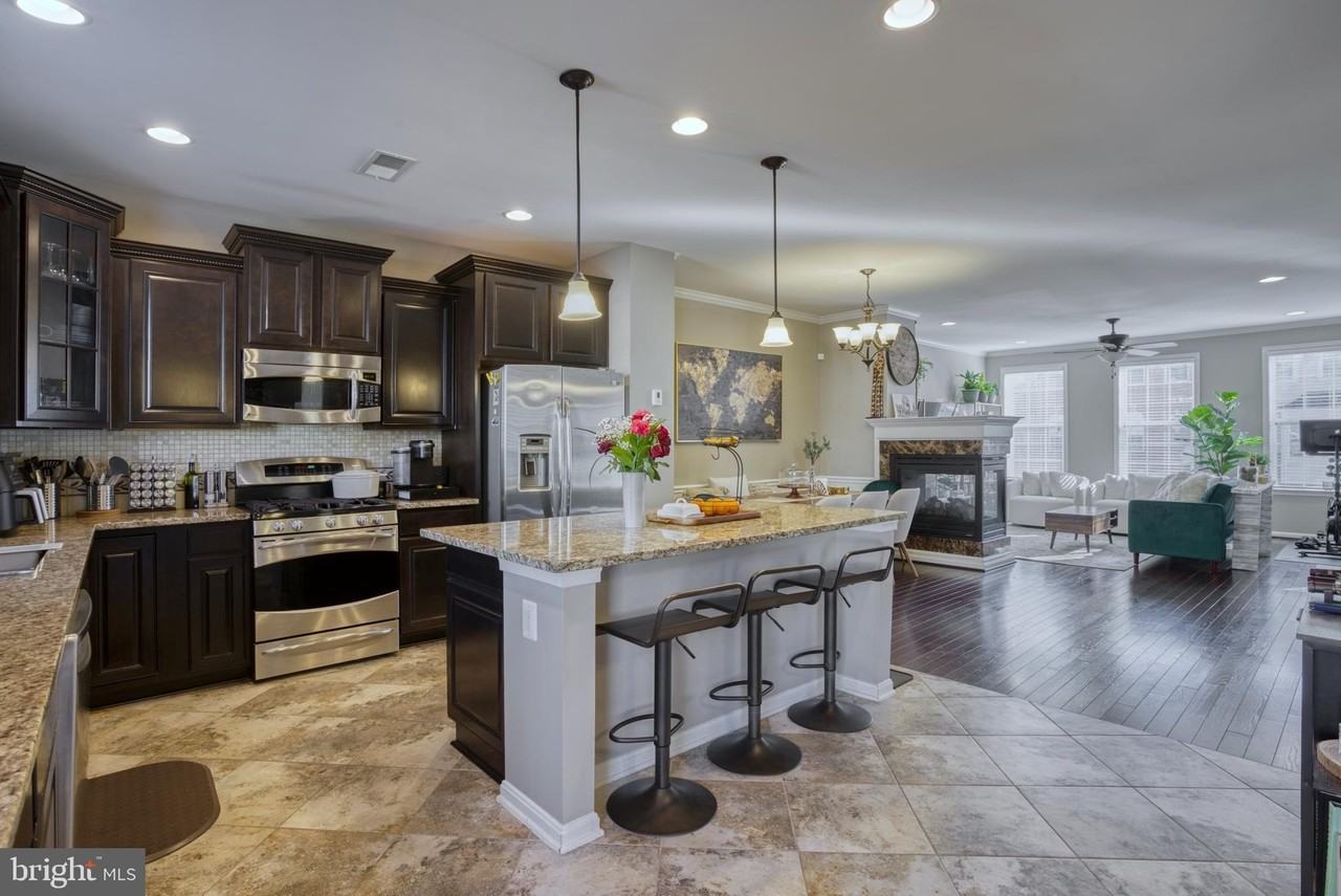 10228 Fountain Cir - Photo 6 of 37