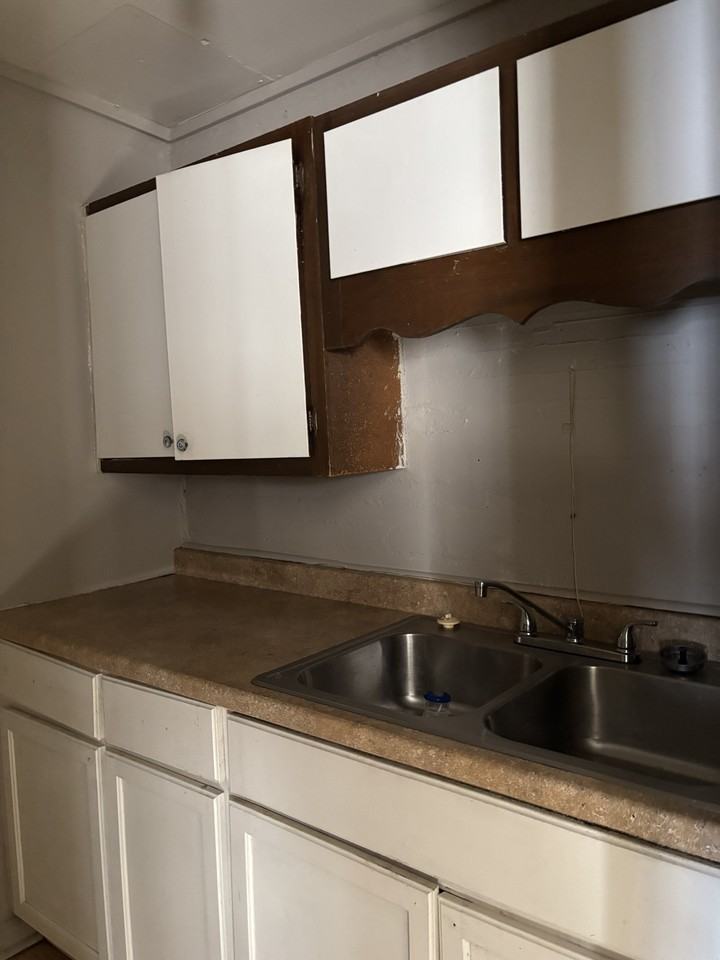 210 W Spring St #1 - Photo 4 of 10