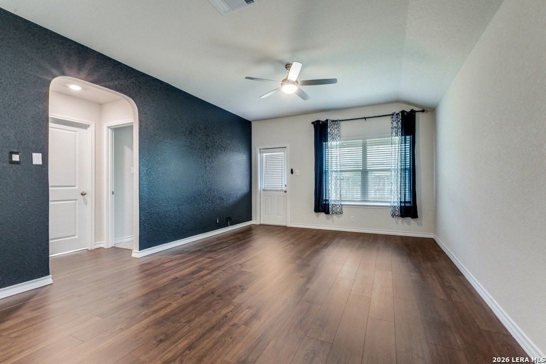 156 Crowned Crane - Photo 6 of 25