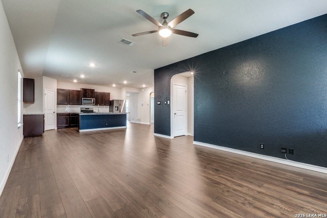 156 Crowned Crane - Photo 7 of 25