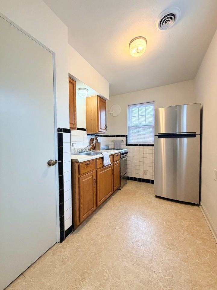 5821 Sunshine Drive #H - Photo 3 of 8