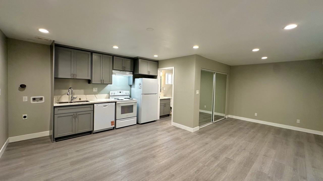 7102 South Figueroa Street #7102 1/2 - Photo 3 of 10