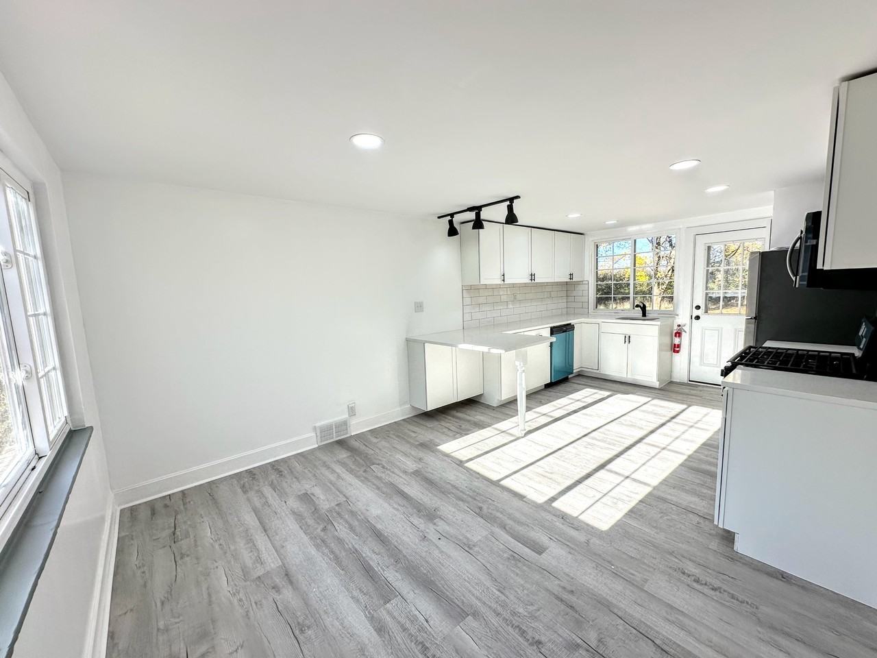 1607 Girard Ave #1 - Photo 4 of 33