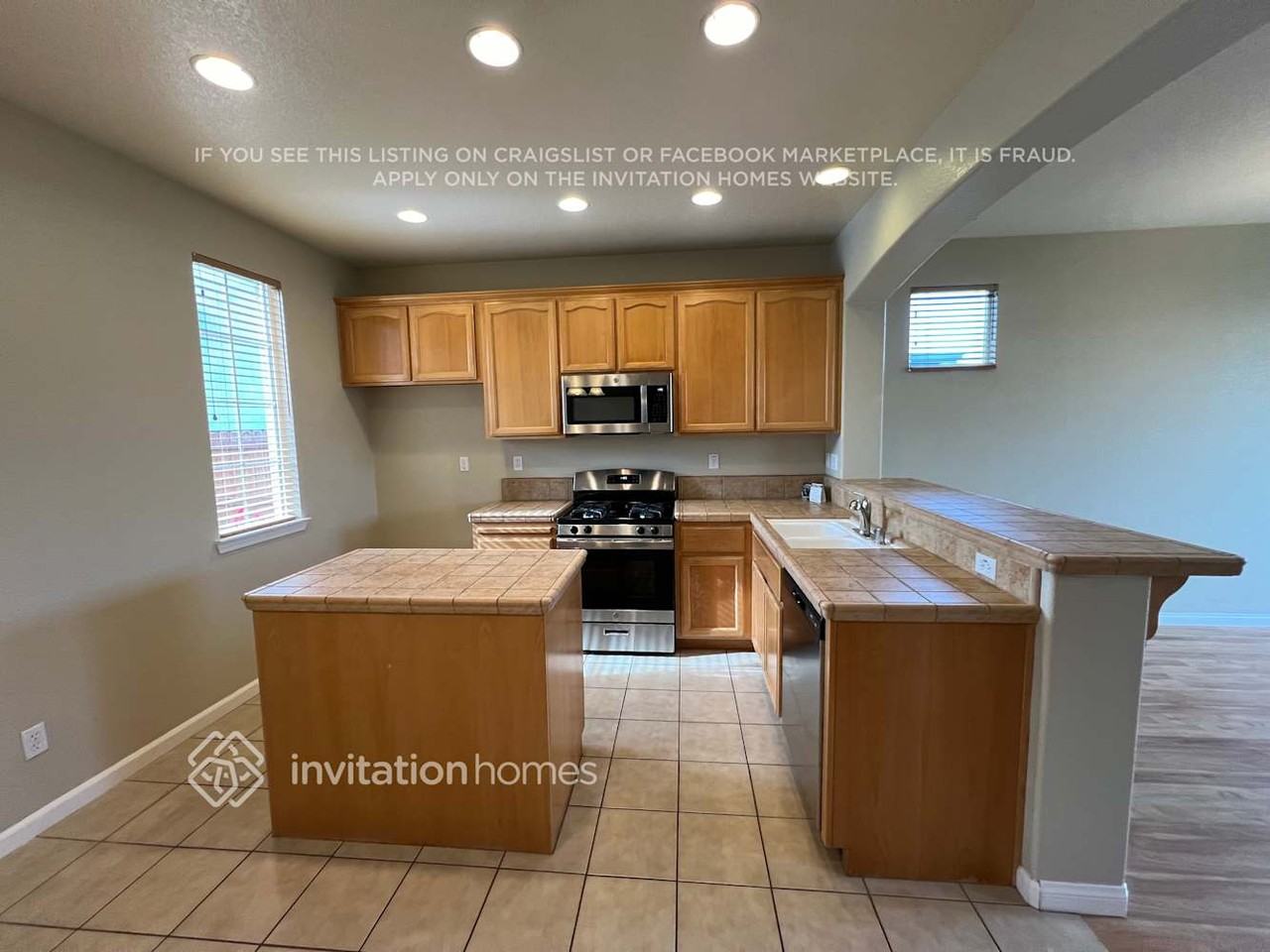 1901 Pyramid Creek Dr - Photo 3 of 10