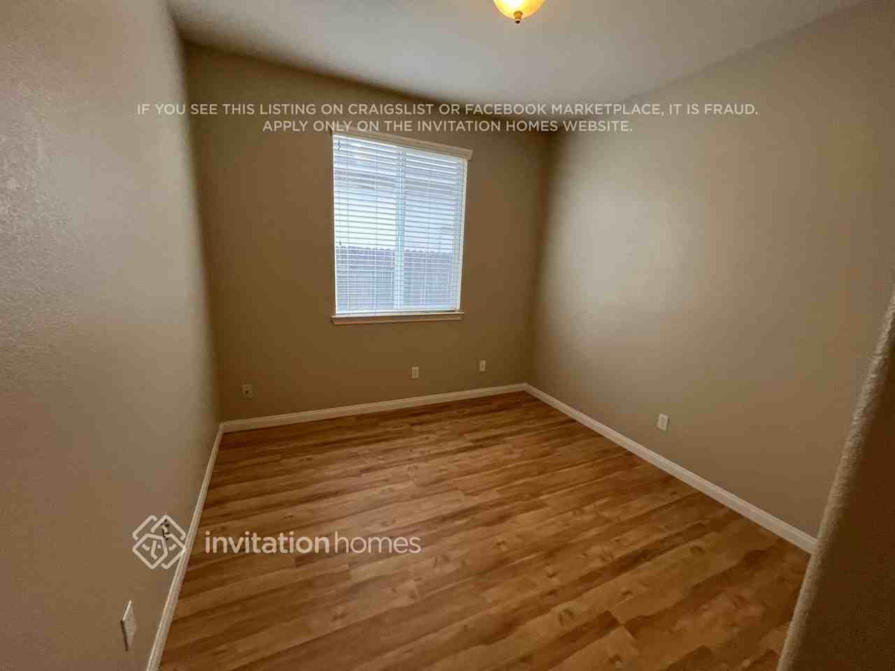 1901 Pyramid Creek Dr - Photo 6 of 10