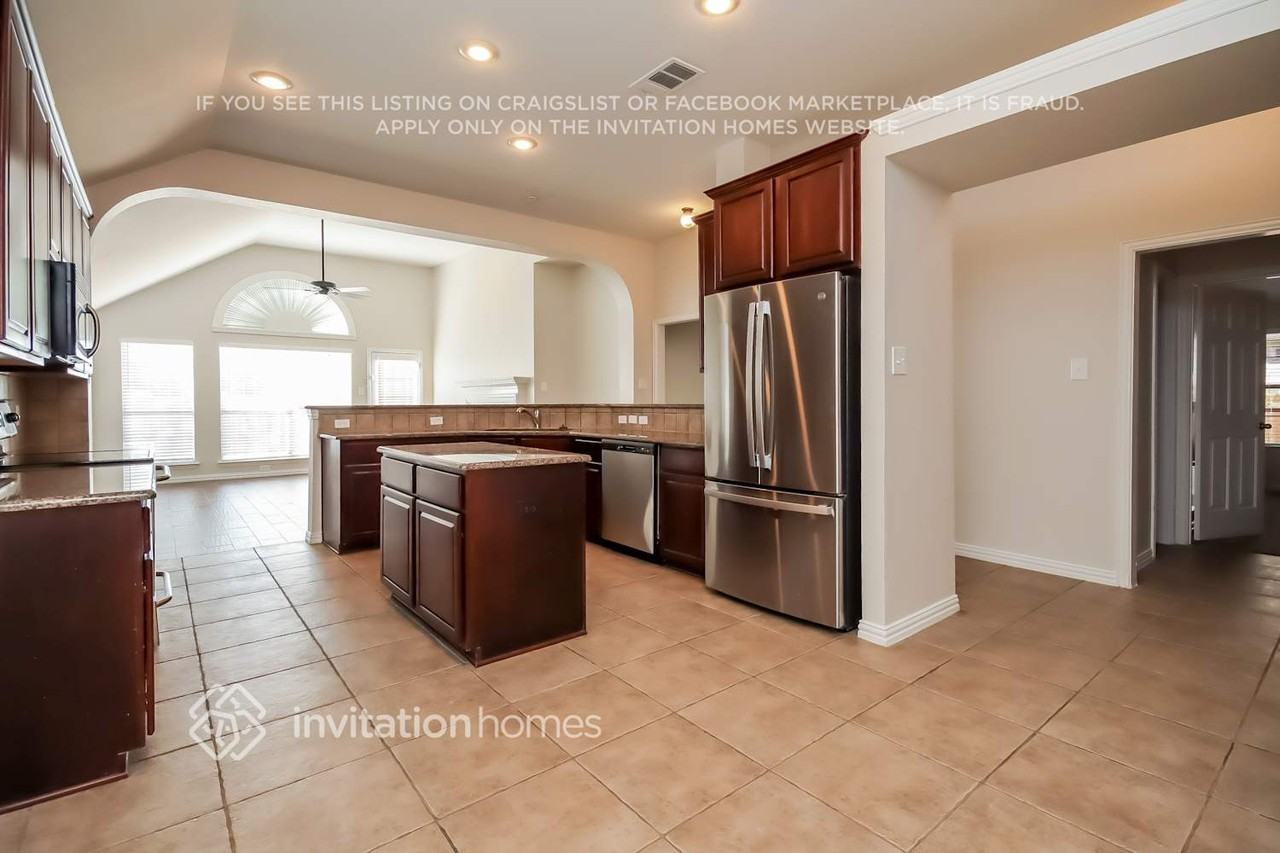 222 Vernon Dr - Photo 4 of 16