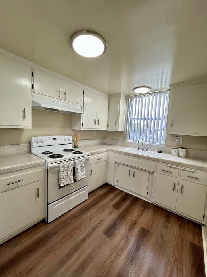 4024 West 147th Street #16 - Photo 3 of 9