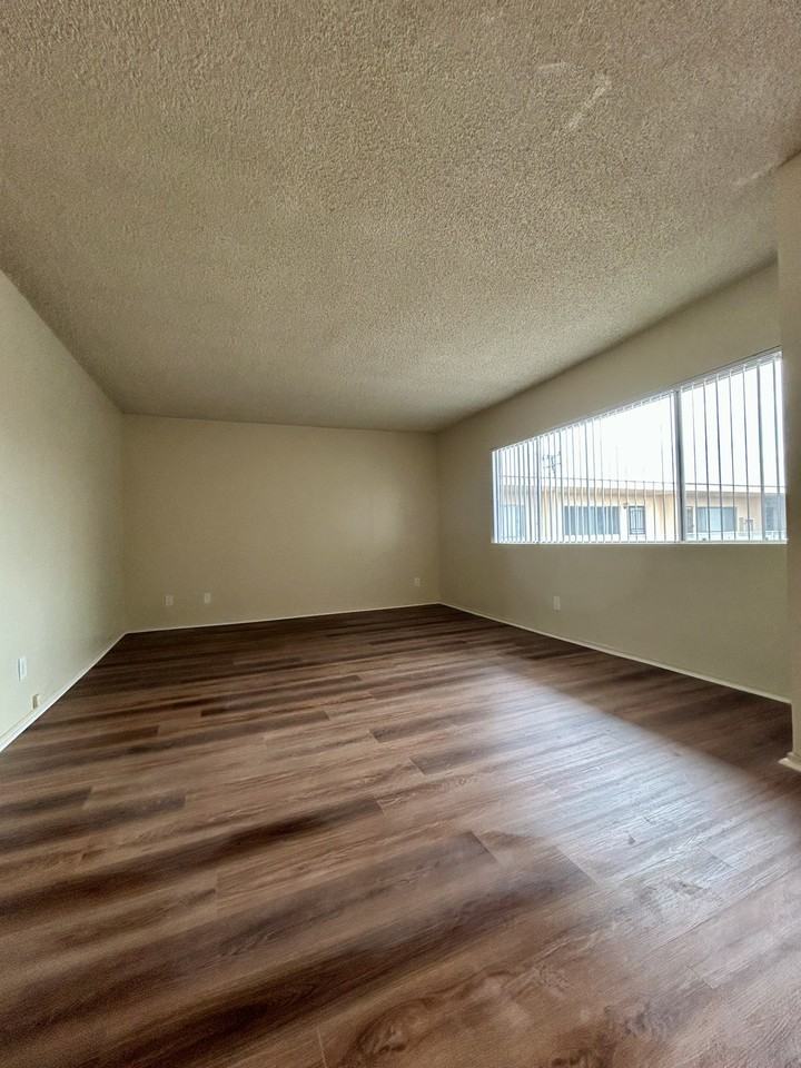 4024 West 147th Street #16 - Photo 6 of 9