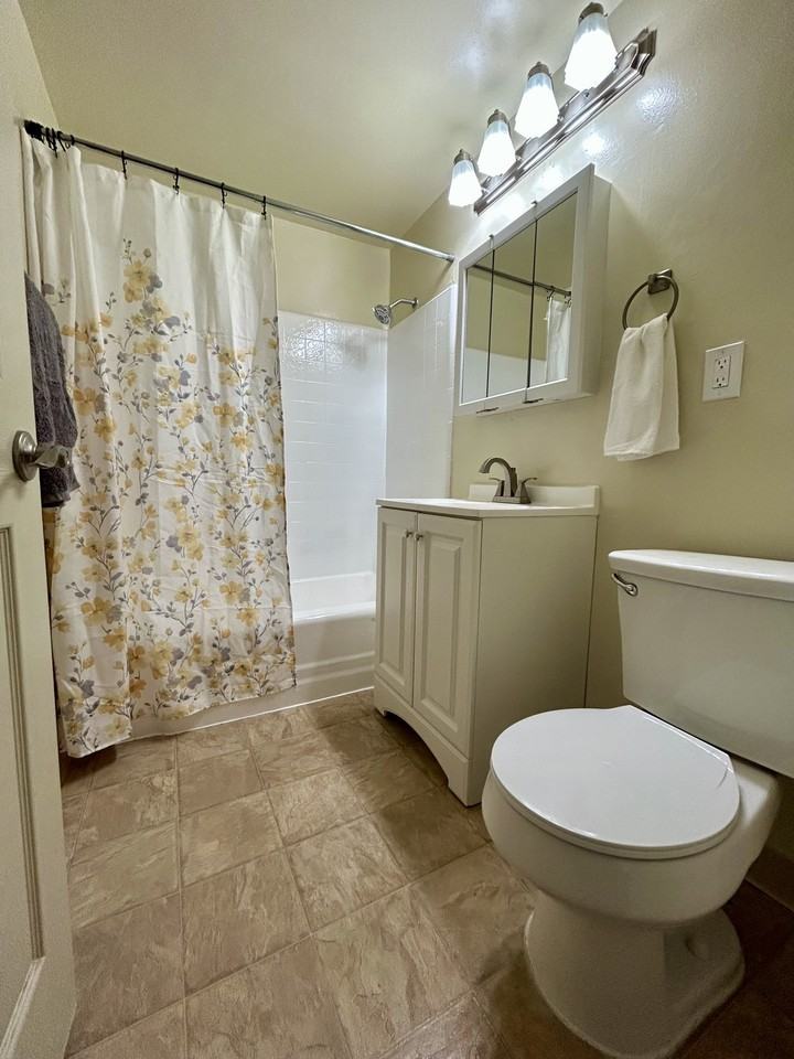 4024 West 147th Street #16 - Photo 5 of 9