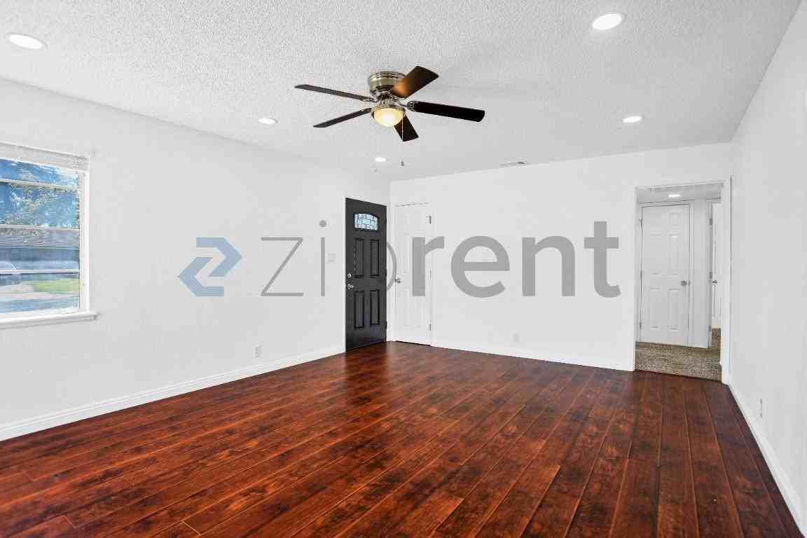 1335 E Brown Ave - Photo 6 of 28