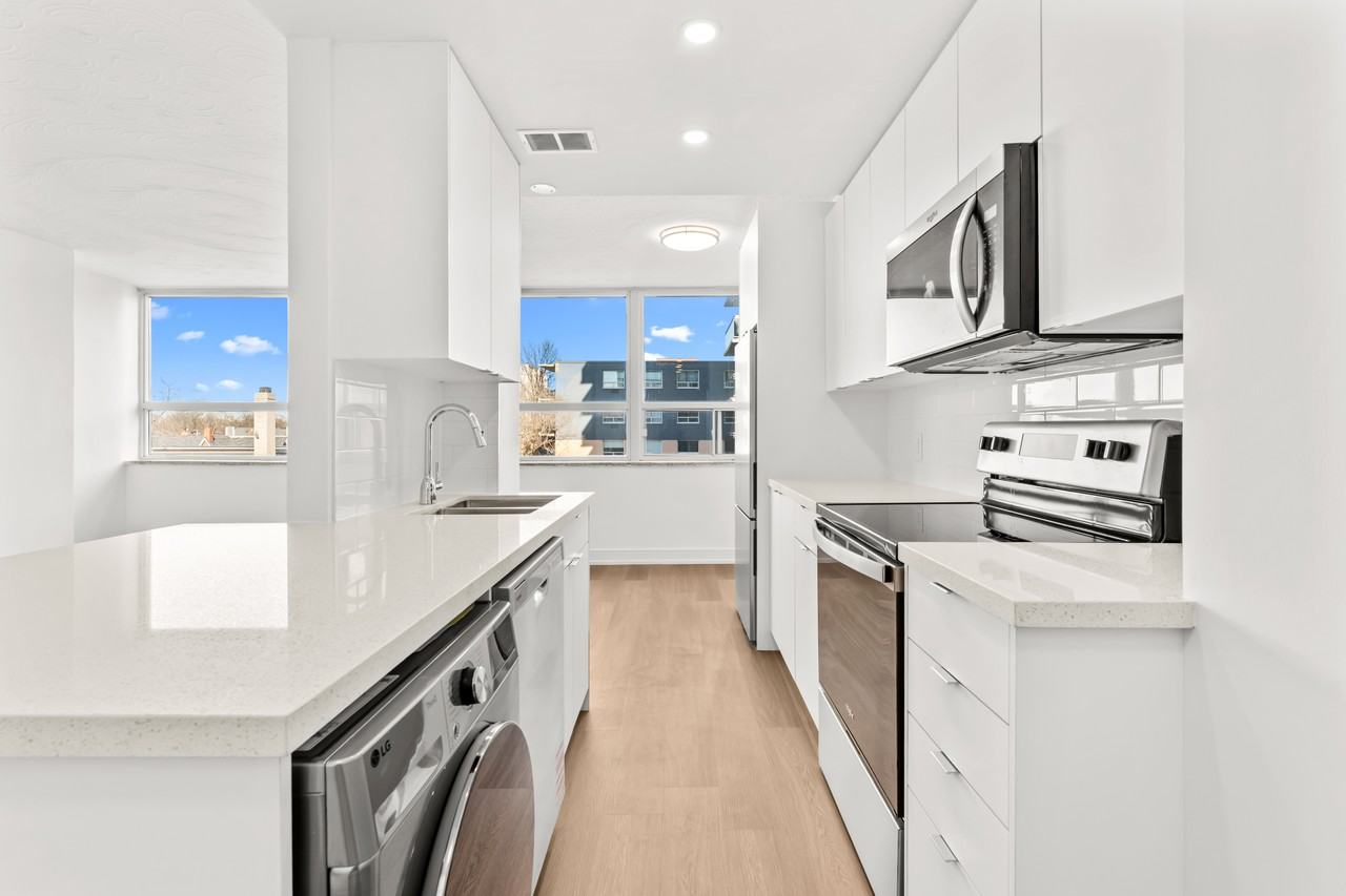 Sunset Tower - Photo 6 of 36